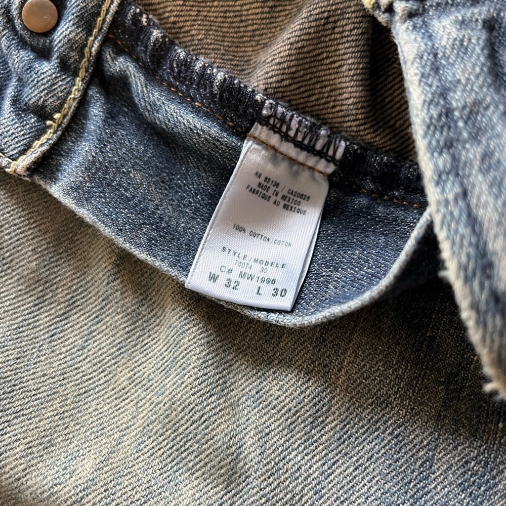 Guess Men’s Regular Straight Jeans - Slightly Distressed Wash - Picture 5 of 10